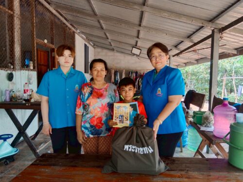 พม.อุบลราชธานี ลงพื้นที่ติดตามและเยี่ยมบ้านพร้อมเชิญสิ่งของพระราชทานไปมอบให้แก่นักเรียนทุน วันที่ 23 เมษายน 2568