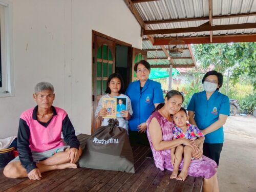 พม.อุบลราชธานี ลงพื้นที่ติดตามและเยี่ยมบ้านพร้อมเชิญสิ่งของพระราชทานไปมอบให้แก่นักเรียนทุนในพื้นที่อำเภอบุณฑริก วันที่ 24 เมษายน 2568