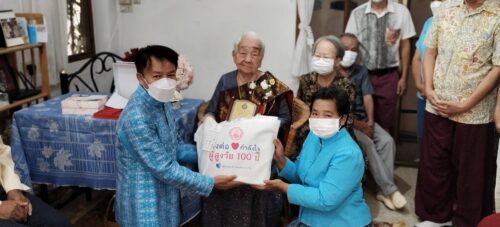 พม.อุบลราชธานี มอบของขวัญส่งต่อกำลังใจแด่ผู้สูงวัย 100 ปี เนื่องในโอกาสวันแม่แห่งชาติ 12 สิงหาคม